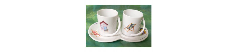 Retrouvez notre sélection de duo pour le café (cadeau très apprécié) et nos différentes formes de mugs, le tout décoré dans notre atelier.